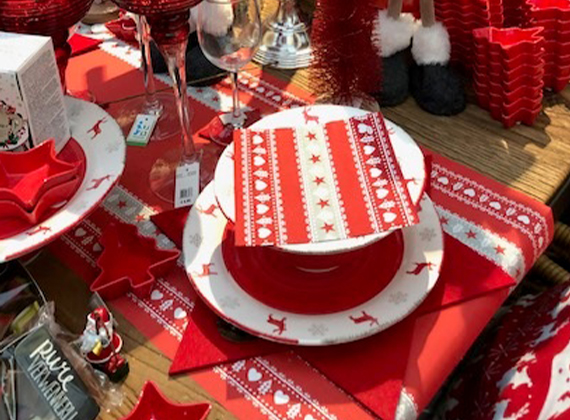 Red Christmas design table setting