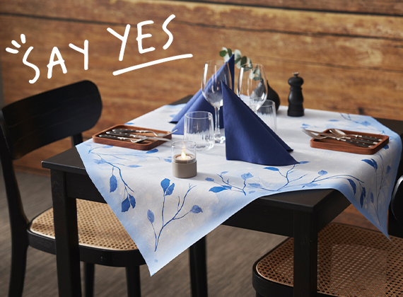 Contemporary blue Christmas table with table cover and blue napkins