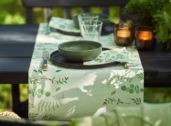 Design table runner on an outdoor table